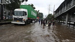 Banjir Rendam 121 Rt Dan 16 Jalan Di Jakarta Ini Sebarannya