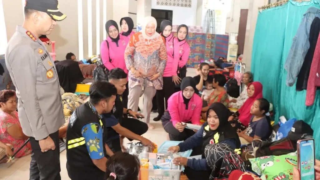Banjir Rendam Periuk Tangerang Hingga 2 Meter Polisi Kirim Bantuan