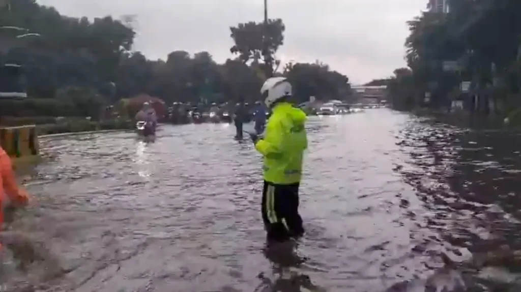 Jalan Di Panjaitan Jaktim Banjir Akibat Hujan Deras Lalu Lintas Tersendat