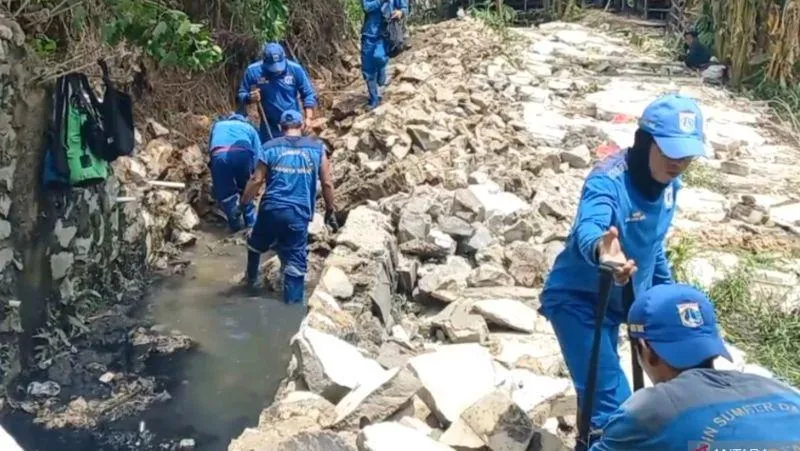 Tembok Pembatas 30 Meter Ambruk Di Cakung Jaktim Tak Ada Korban Jiwa
