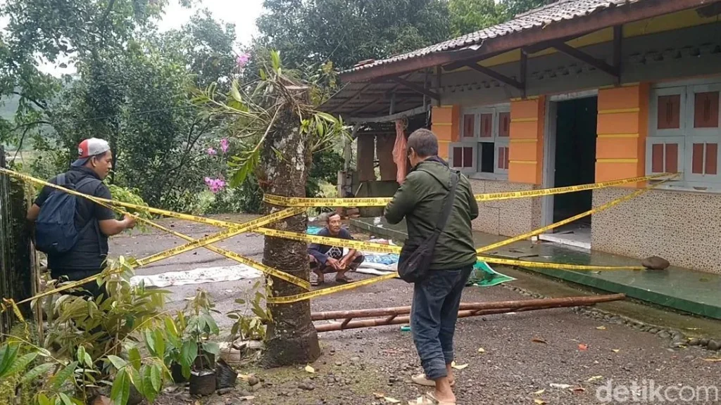 Video Ngeri Tanah Amblas Seret Rumah Warga Di Pekalongan Viral