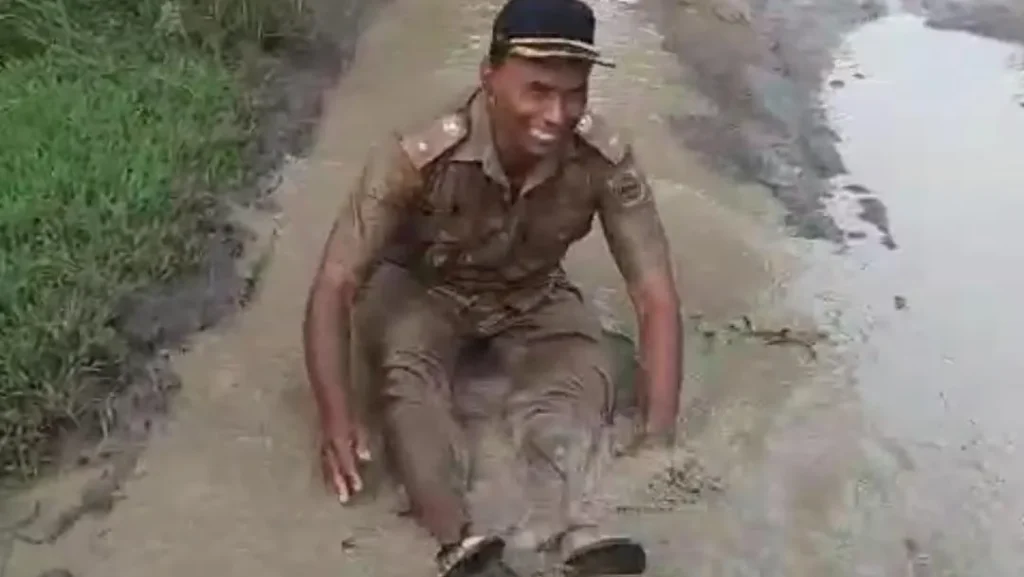 Viral Kades Sragen Mandi Lumpur Di Kubangan Jalan Rusak Protes Pemkab