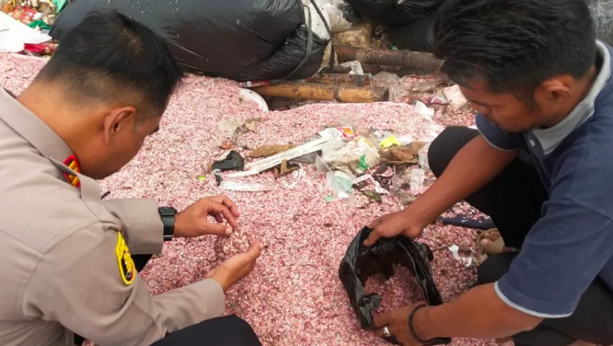 Polisi Uji Labfor 21 Karung Cacahan Mirip Uang Di Tps Liar Bekasi