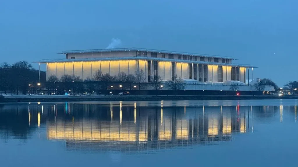 Trump Tutup Kennedy Center 2 Tahun Sebut Bangunan Usang
