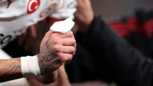 Jari Noa Lang Nyaris Putus Di Anfield Galatasaray Protes Ke Uefa Dan Tuntut Kompensasi