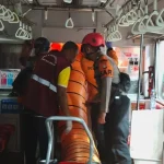 Petugas Berjibaku Evakuasi Korban Tabrakan Kereta Di Bekasi Teriak Butuh Oksigen