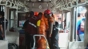 Petugas Berjibaku Evakuasi Korban Tabrakan Kereta Di Bekasi Teriak Butuh Oksigen