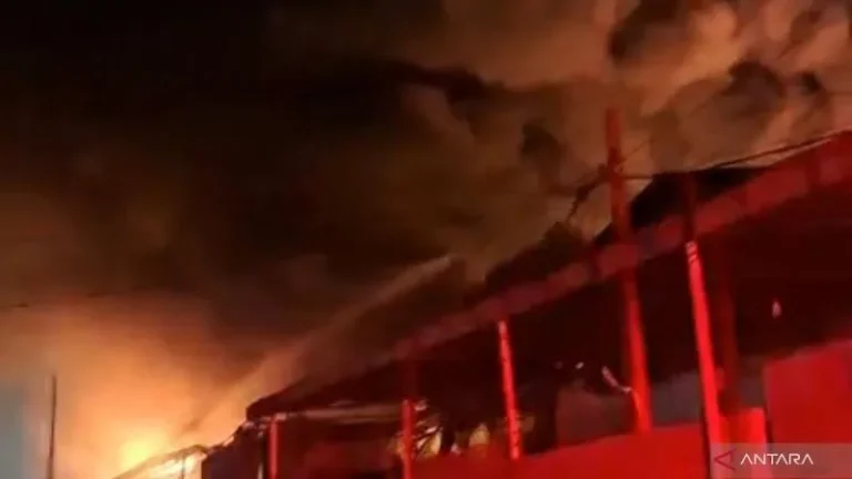 4 Gudang Paket Di Pergudangan Miami Jakbar Hangus Dilalap Api