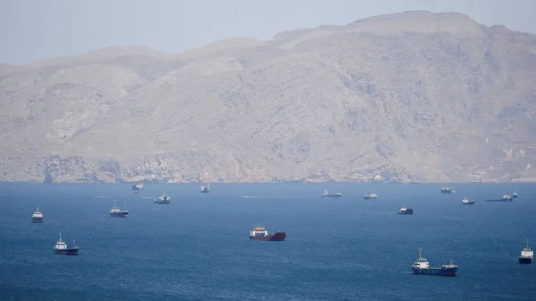 Iran Izinkan Puluhan Kapal China Lewati Selat Hormuz Sejak Rabu Malam