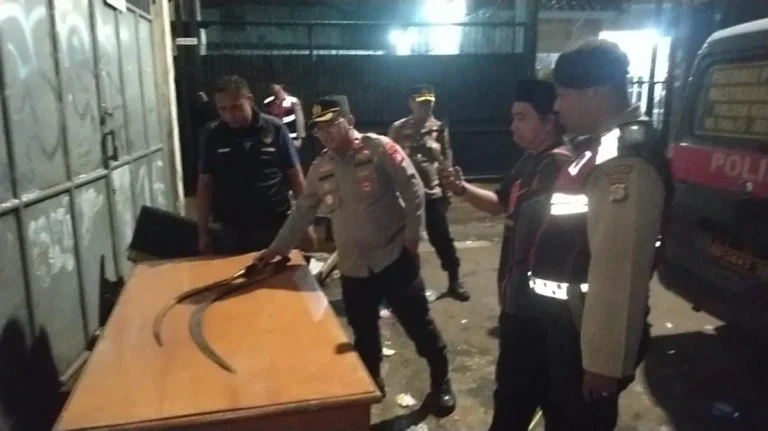 Polisi Bubarkan Remaja Hendak Tawuran Di Jakbar Celurit Dan Sinte Disita