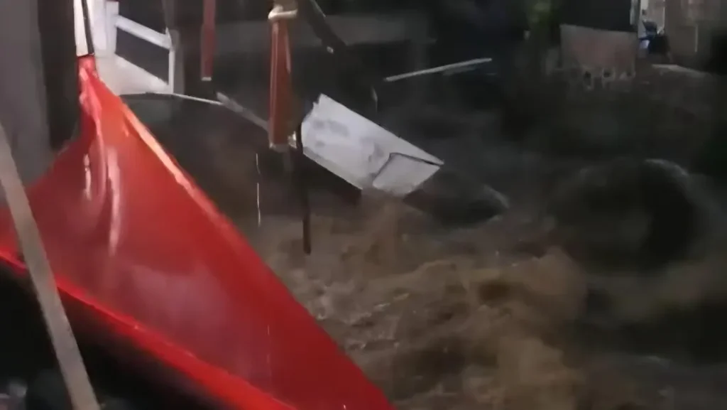Tebing Longsor 6 Meter Gerus Kali Cikaret Masjid Di Bogor Ambruk