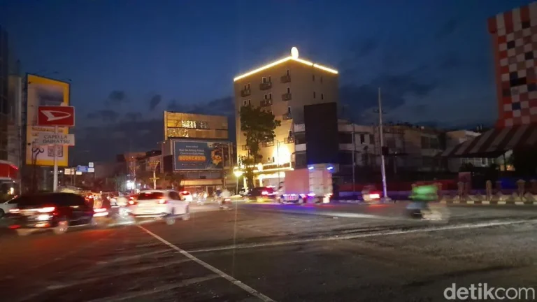 Warga Medan Kelimpungan Cari Wifi Kontak Keluarga Saat Listrik Padam